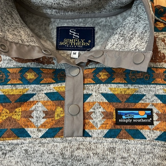 Simply southern women’s grey sweaters bear native tribal print size L - Picture 4 of 6